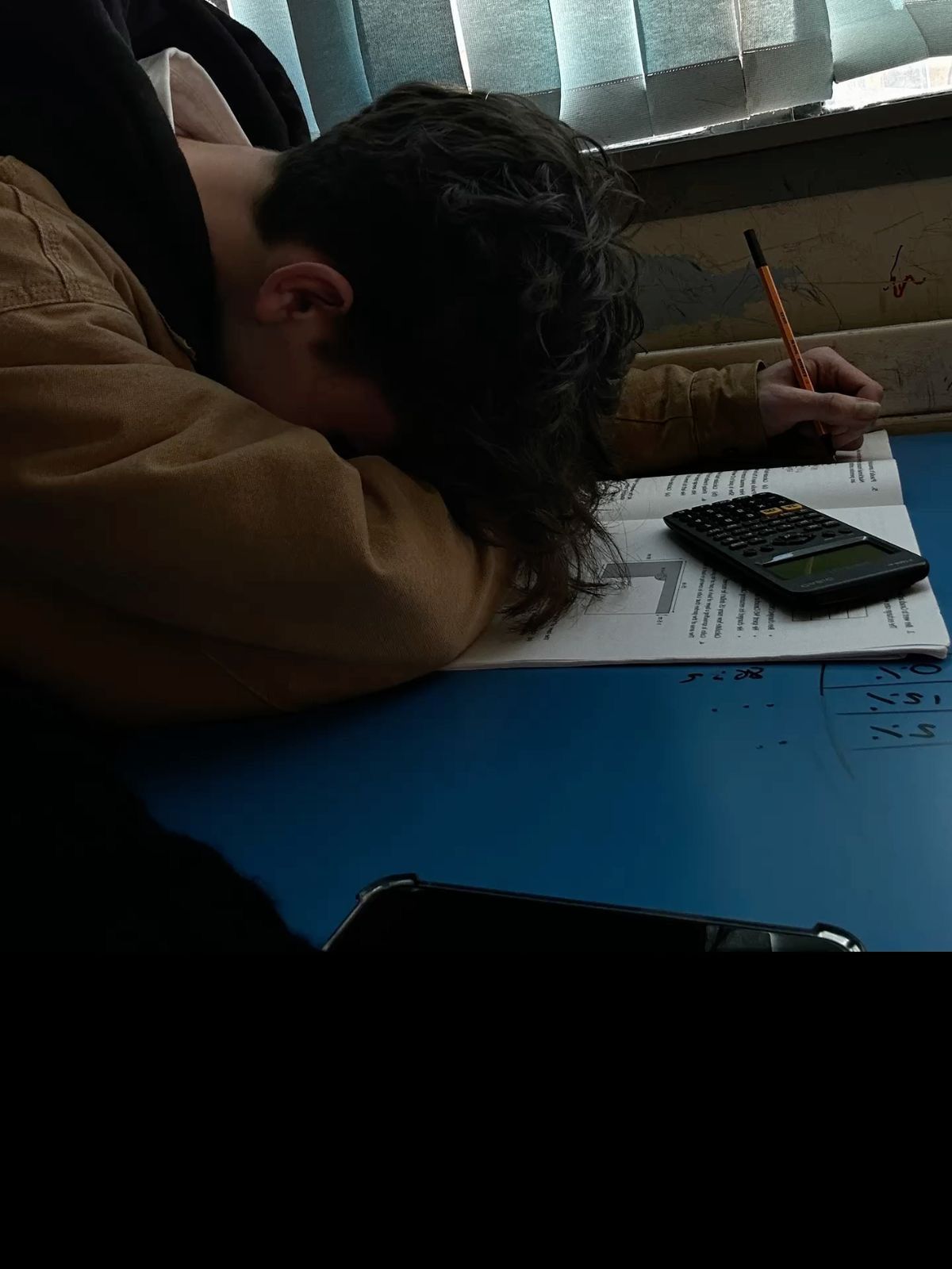 Estudante cansado e frustrado